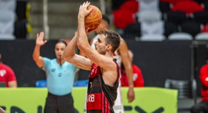 Clube italiano anuncia Léo Demétrio; ala-pivô é a quinta baixa do Fla para próxima temporada