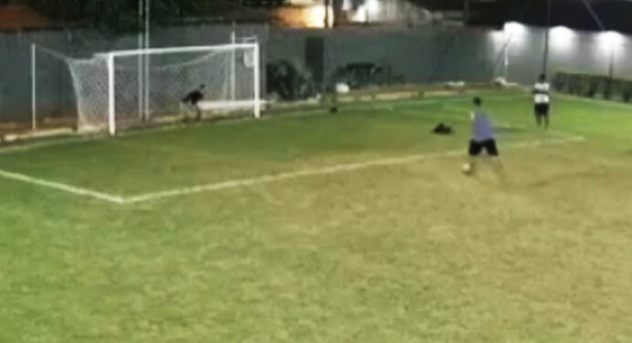 Alô, Enzo Perez! Michael atua como goleiro e defende pênalti em brincadeira com amigos; veja vídeo