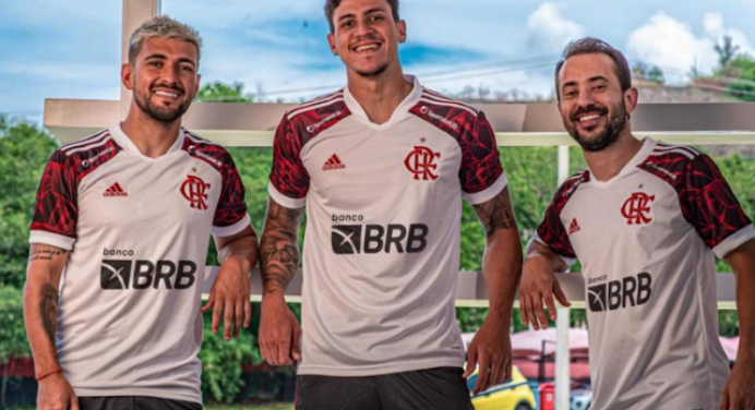Flamengo planeja estreia de uniforme 2 para jogo contra o Atlético-MG