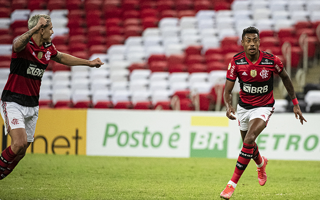 Bruno Henrique marca de cabeça e Flamengo vence Chapecoense na Arena Condá  - TNH1