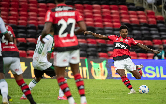 Maurício Souza destaca versatilidade de Vitinho como vantagem para elenco do Flamengo