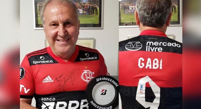 Promessa cumprida! Zico recebe troféu e camisa de Gabigol após ter marca superada na Libertadores