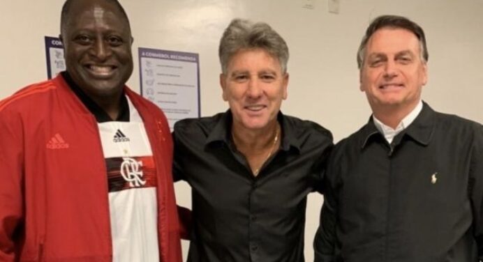 Bolsonaro marca presença no Mané Garrincha, visita vestiário do Fla e posa para foto com Renato Gaúcho