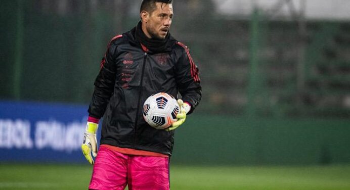Diego Alves brilha em vitória do Flamengo e ganha destaque em portal estatístico