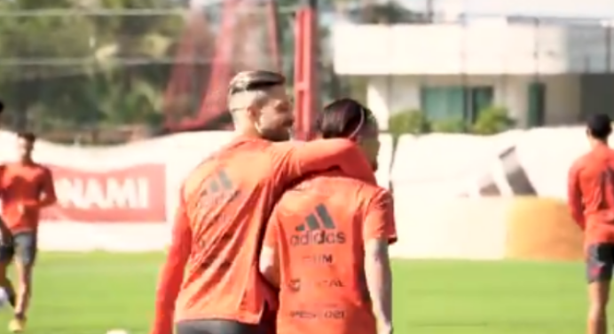 Após ‘abraçar’ Michael em meio à depressão, Diego recebe carinho da torcida do Flamengo