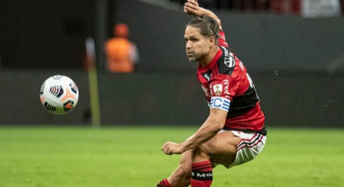 “Feliz por voltar a sentir o calor da Maior do Mundo”, Diego Ribas festeja classificação na presença da torcida do Fla