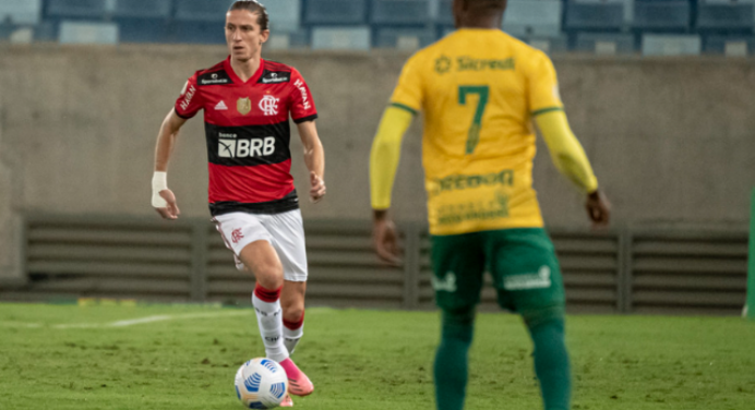 Filipe Luís se impressiona com torcida do Flamengo em Cuiabá e lamenta: “Pena não poder lotar esse estádio”