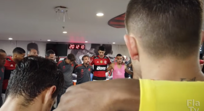 Vídeo revela discurso inflamado de Mauricinho no vestiário e ‘previsão’ para jogo da Libertadores