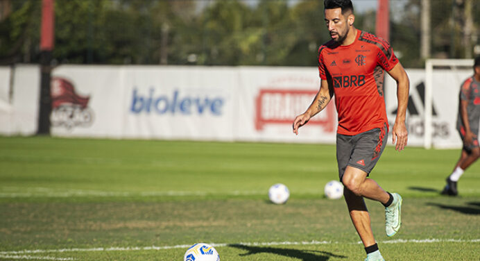 Após ser poupado, Isla treina à parte com preparador físico do Flamengo