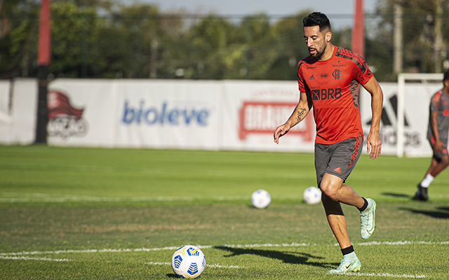 Flamengo se prepara para apresentar Maurício Isla na tarde desta segunda