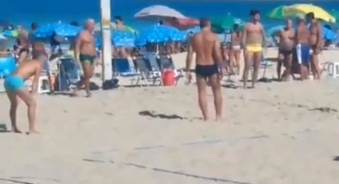 Antes de reunião com o Flamengo, Renato Gaúcho joga futevôlei em praia do Rio com amigos