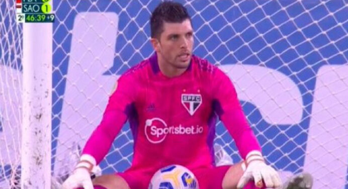 Que pena! Rubro-negros debocham de Volpi, goleiro do São Paulo, após vitória por 5 a 1