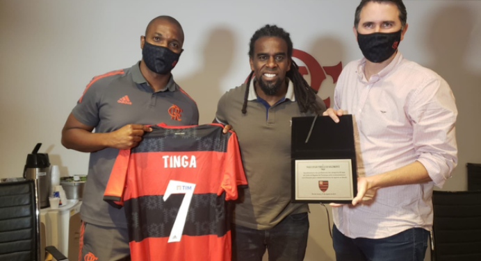 Ex-jogador visita Ninho do Urubu e concede palestra aos jovens da base 