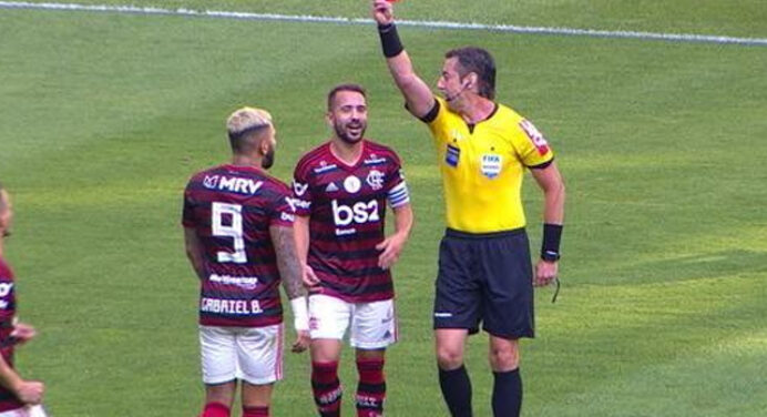 Não foi a primeira vez: em 2019, Gabigol já havia sido expulso por aplaudir árbitro ironicamente