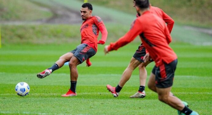 Matheuzinho pode ter primeira chance como titular na Libertadores desde a chegada de Renato
