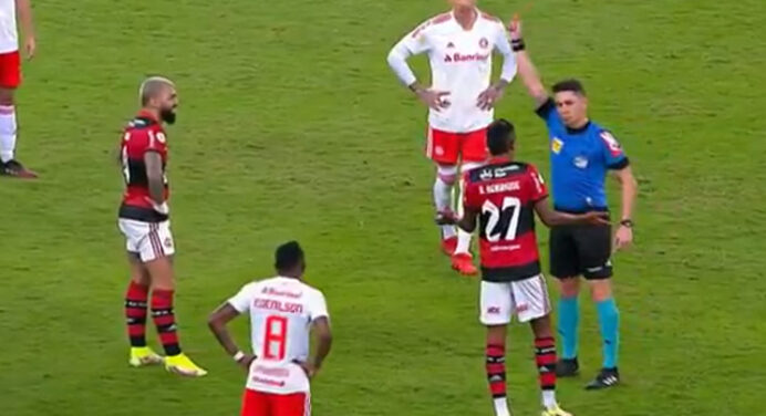 Jornalistas divergem sobre expulsão de Gabigol em Flamengo x Internacional: “Infantilidade”