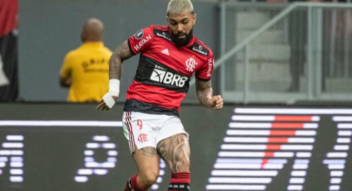 Gabigol rechaça comparações com time de ouro de 1981 e enaltece Zico: “É o nosso Rei”