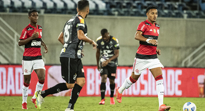 Maurício Souza avalia atuação de garotos da base do Flamengo: “Estão buscando o espaço deles”