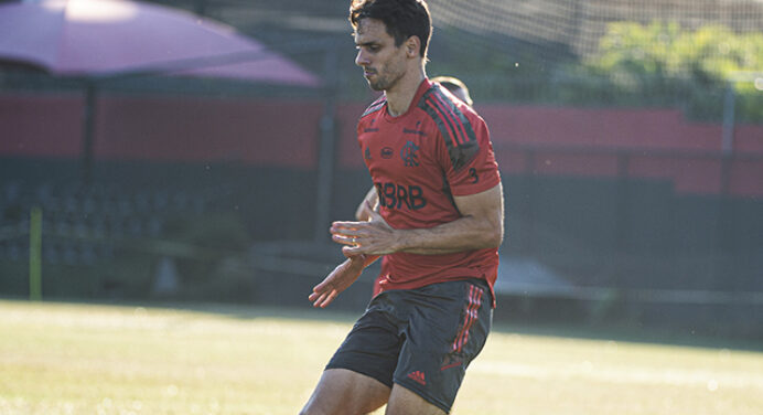 Sem data de retorno prevista, Rodrigo Caio realiza atividades em campo ao lado de fisioterapeutas