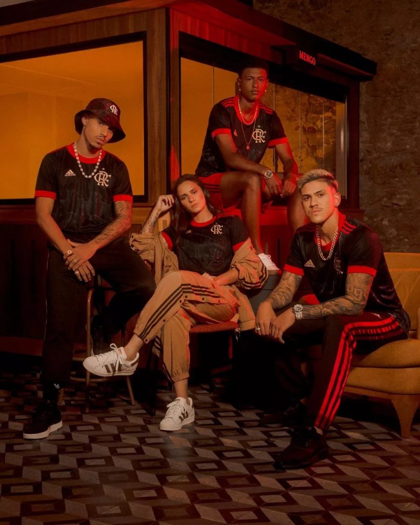 Matheuzinho posa de modelo com novo uniforme e convoca torcida do Flamengo