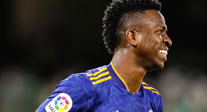 Flamengo arrecada mais do que gasta com compra e venda de jogadores na década