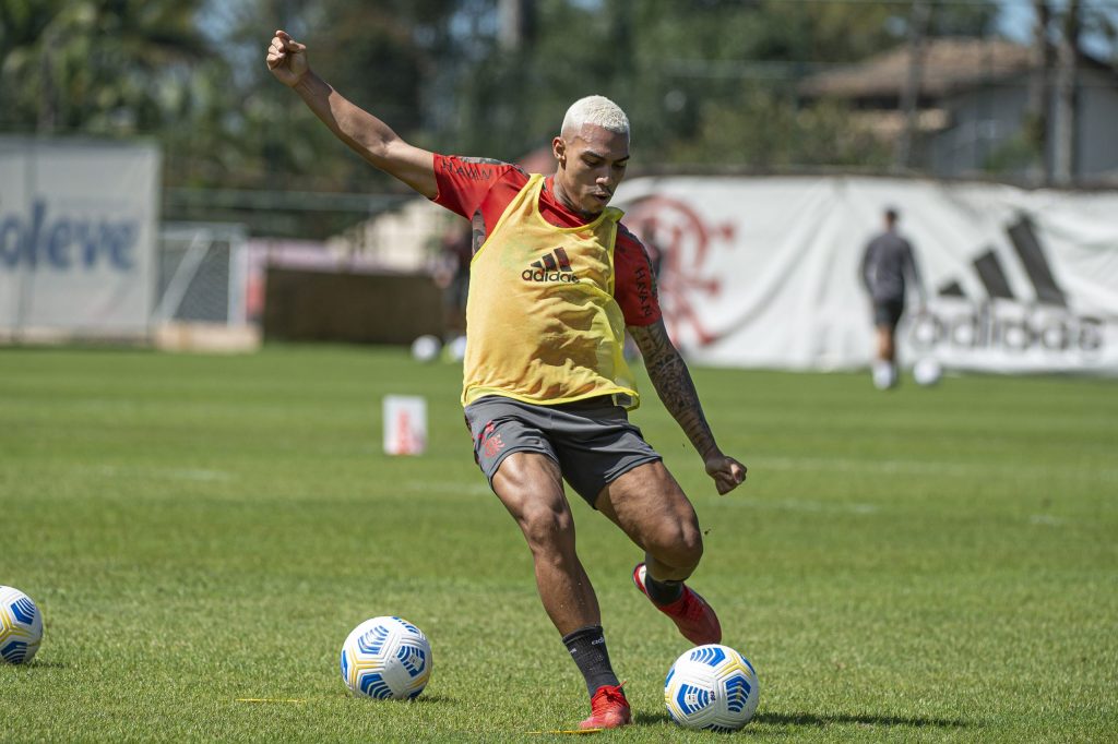 Aprovado? Matheuzinho ‘segue’ Andreas Pereira e aparece com novo visual no Flamengo