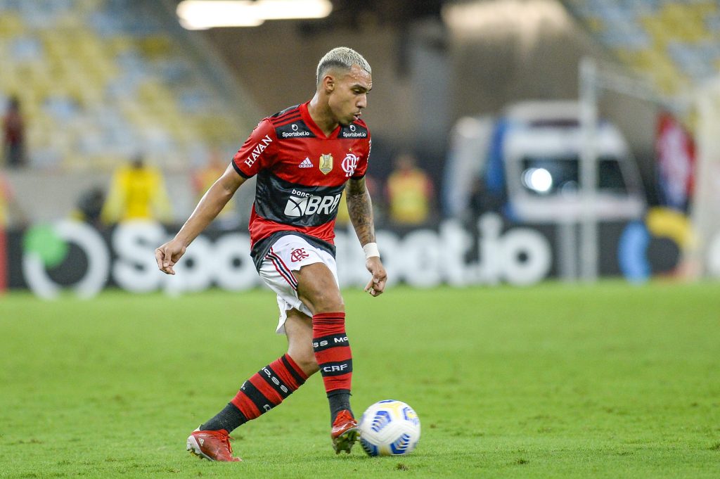 Matheuzinho se destaca em jogo contra o Grêmio e ‘pede passagem’ no time titular do Fla; veja números