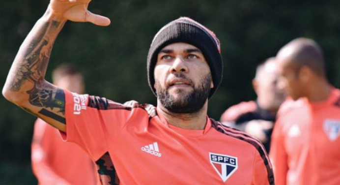 Assessoria de Daniel Alves responde jornalista e nega acerto com o Flamengo: “A informação não é verdadeira”