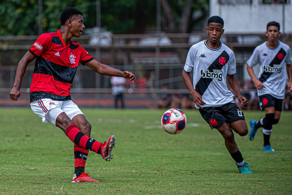 De virada, Flamengo vence Vasco no Carioca sub-15 e segue na briga pela liderança da competição