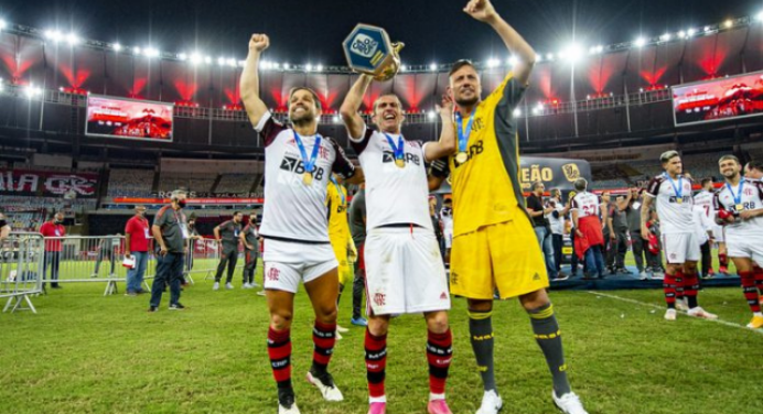 Ex-jogador do Flamengo diz que renovaria com todos da ‘geração 85’: “Podem entregar dentro de campo”