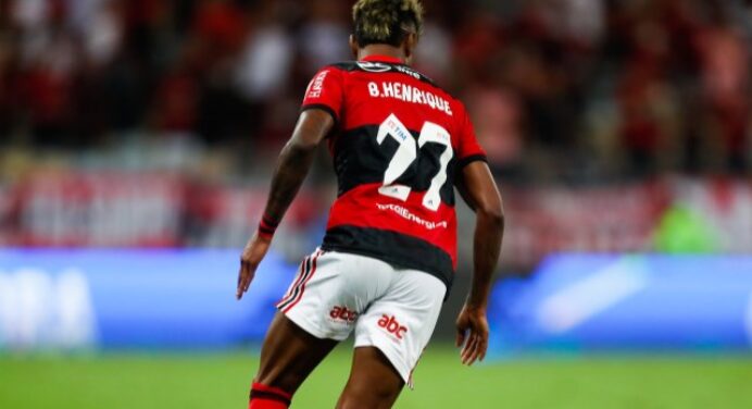 Decisivo contra o Barcelona, Bruno Henrique iguala Pelé como segundo maior artilheiro das semifinais da Libertadores