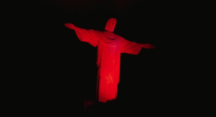 Cristo Redentor muda iluminação em ação especial pelo Dia Mundial do Coração