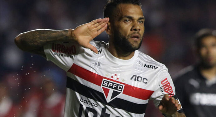 No radar do Flamengo, Daniel Alves já tem propostas na mesa e analisa futuro junto aos empresários