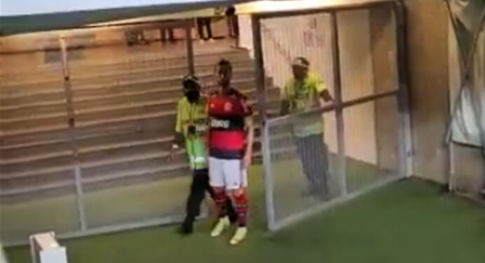 Léo Pereira reage a xingamento de torcedores no Maracanã após expulsão em Flamengo x Barcelona