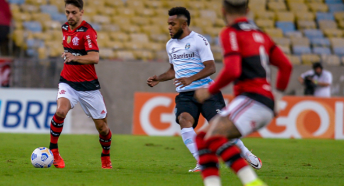 Rodrigo Caio recebe terceiro amarelo e desfalca Flamengo na próxima rodada do Brasileirão