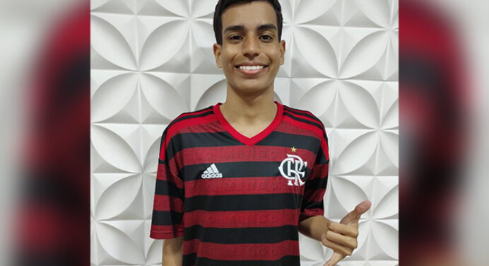 Fanático pelo Flamengo, jovem ganha bolsa nos EUA e lança vaquinha para financiar custos; conheça o projeto