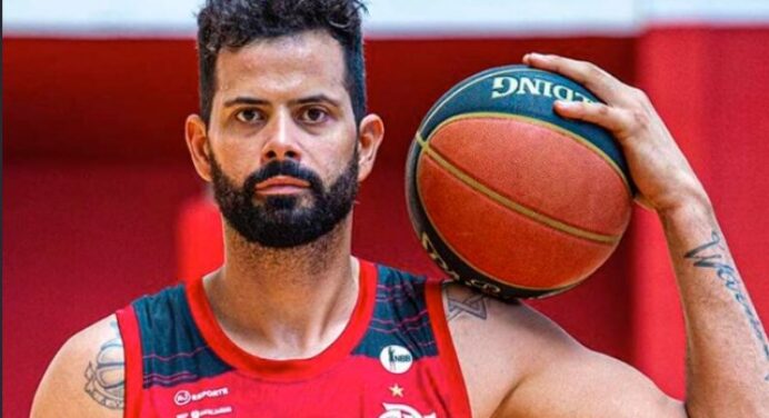 Reforço do basquete, Vitor Faverani ‘se apresenta’ à torcida do Fla e garante: “Gosto de morrer pela camisa que defendo”