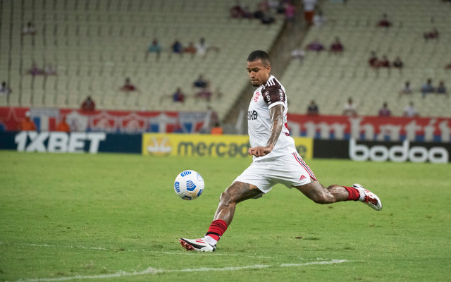 Com entorse no tornozelo, Kenedy fica fora de jogo entre Flamengo e Atlético-GO