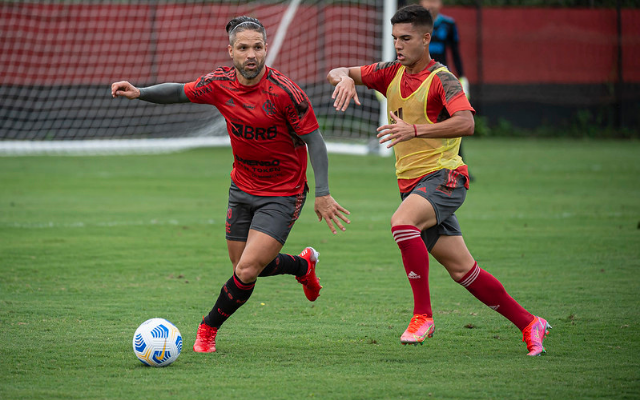 Diego treina com grupo e deve reforçar Flamengo diante do Cuiabá