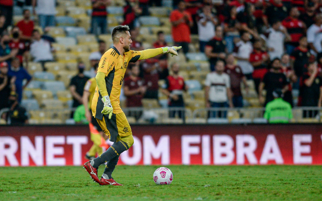 Diego Alves falha em gol do Athletico-PR e irrita torcida em meio a eliminação na Copa do Brasil