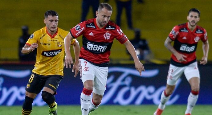 Comentarista sai em defesa de Everton Ribeiro e pede reconhecimento da torcida do Fla: “Vamos enaltecê-lo também”
