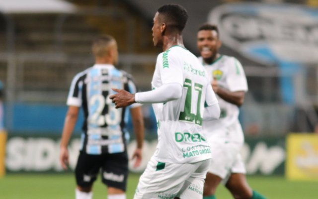 Emprestado pelo Fla, Max faz golaço pelo Cuiabá e ajuda a afundar o Grêmio no Brasileirão