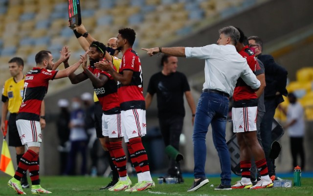 Haja coração! Flamengo encerra partida com três zagueiros, três laterais e três volantes em campo