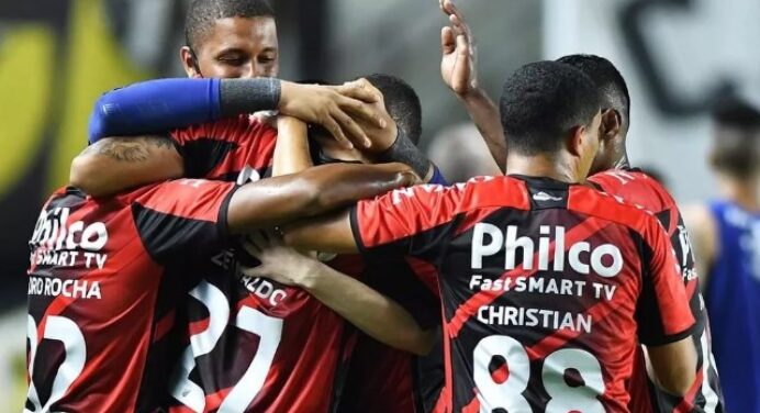 Athletico-PR define escalação para enfrentar o Flamengo