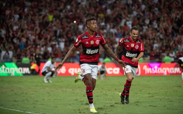 Em busca do tri, Bruno Henrique projeta final da Libertadores