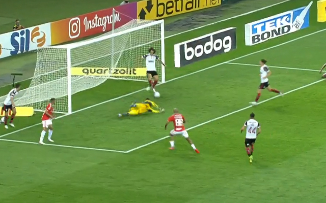 David Luiz salva gol em cima da linha e leva rubro-negros ao delírio; veja vídeo