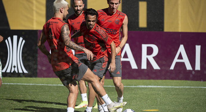Jogadores do Flamengo celebram retorno de Michael, e Arrascaeta brinca: “Continua feio”