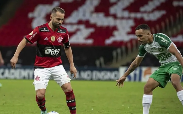 Flamengo e Chapecoense fazem duelo de melhor ataque contra pior defesa do Brasileiro