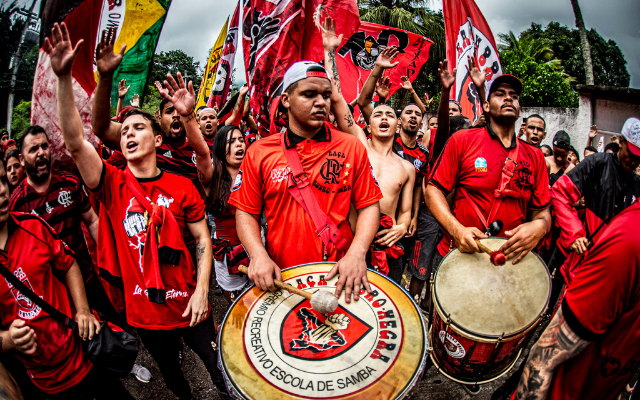 Torcida invade Ninho do Urubu antes de embarque do Flamengo; veja imagens