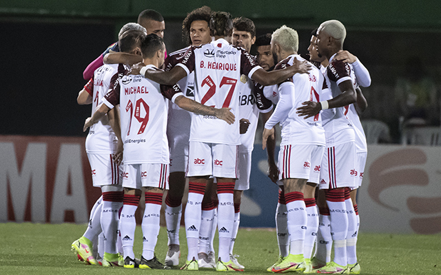 Flamengo pode dar dupla felicidade a torcedores contra o Bahia